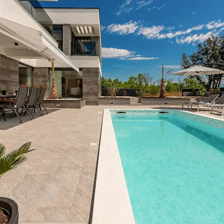 Ren - With Heated Pool Holiday home