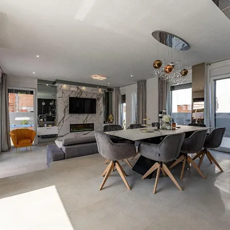 Ren - With Heated Pool Holiday home