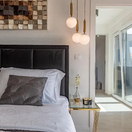 Ren - With Heated Pool Holiday home *