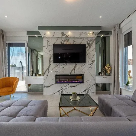 Ren - With Heated Pool Holiday home *