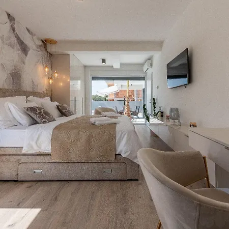 Ren - With Heated Pool Holiday home